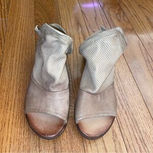 Miz Mooz Woman’s Tan Leather Peeptoe Sandals Size EU 39 US 8.5 NWOB